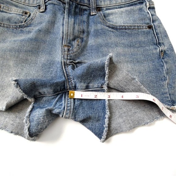 Gap 26 Denim Cut Off Shorts 26 /2.5" Medium Wash Distressed - Picture 3 of 5